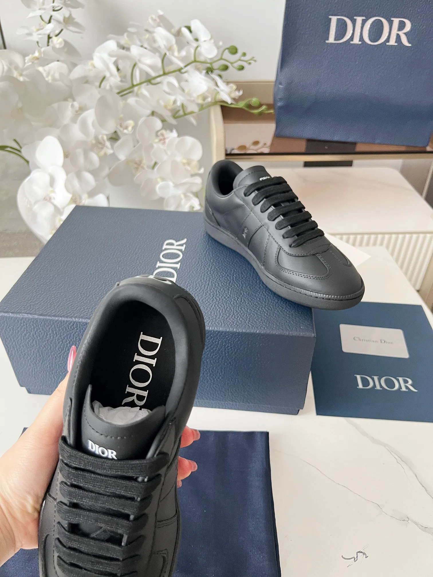 Men's Men's Shoes💰420 [New Style]🍿🍿Dior Dior Size: 38-44 (45 customized) 2025 new Dior B01 top version of moral training shoes! ! ! Made of white and brown first-layer cowhide, paired with white high-mercerized smooth suede, the upper is fully oiled and the original TPU molded outsole. New to the Fall 2025 collection, this sneaker marks the return of Dior’s classic style, reinterpreted in a stylish and elegant silhouette. Crafted from brown and white smooth first-grain cowhide, it's decorated with white high-mercerized cow suede splicing to enhance the style. Lined in tonal silk sheepskin, the shoe is finished with the Dior logo on the tongue and inner sides, and the CD icon on the heel. Paired with amber Tpu non-slip soles, it can be matched with various styles to create a sophisticated look.